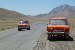 Jour de chance: deux Ladas orange sur la Pamir Highway